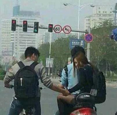 搞笑圖片幽默段子笑話：兄弟看后面你女朋友要跟別人跑了！