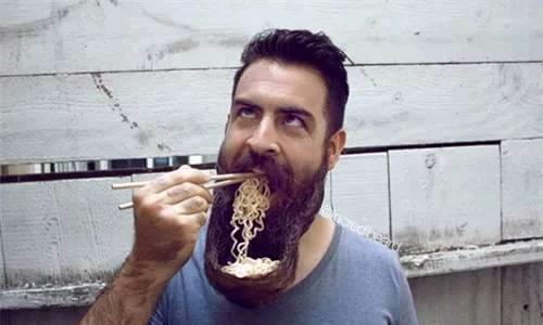 搞笑圖片幽默段子笑話：大哥你的前輪和后輪差距也太大了吧