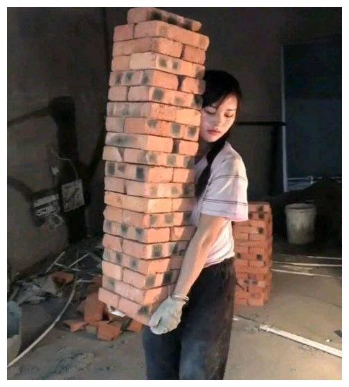 搞笑圖片幽默段子笑話：妹子你還能一次搬這么多的磚啊(圖2)