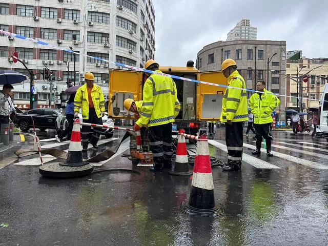 “普拉桑”肆虐申城寧波路積水嚴重應急部門火速行動(圖2)