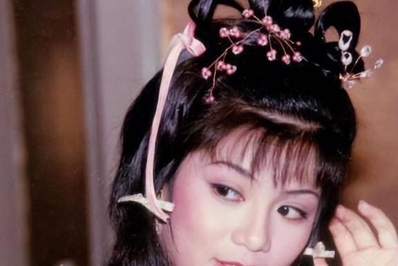 金庸給了她絕美的容貌完美的丈夫可她卻將自己活成了笑話(圖2)