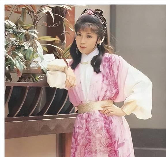 金庸給了她絕美的容貌完美的丈夫可她卻將自己活成了笑話(圖5)