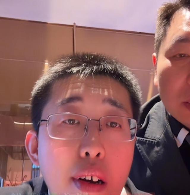 九游娛樂：被麻六記濟南店活寶笑死一天沒培訓直接上崗直播連保潔都不放過(圖2)