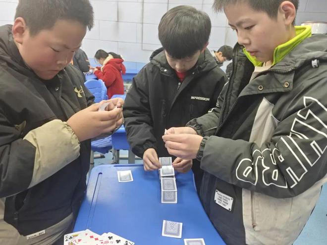 巧手搭紙牌合作建高塔潢川縣付店中心小學五年級科學活動比賽