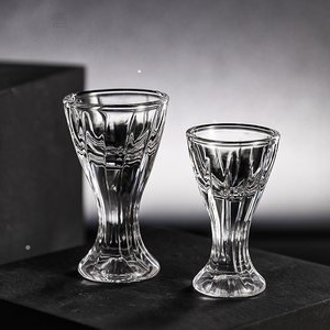 外國人喝中國白酒搞笑：喜劇場景中外國人嘗試中國白酒