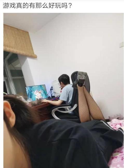搞笑GIF段子：這飯局不便宜啊！還好我是吃軟飯的老板娘結賬(圖1)