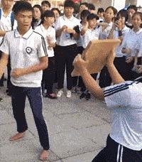 搞笑GIF段子：這飯局不便宜啊！還好我是吃軟飯的老板娘結賬(圖2)