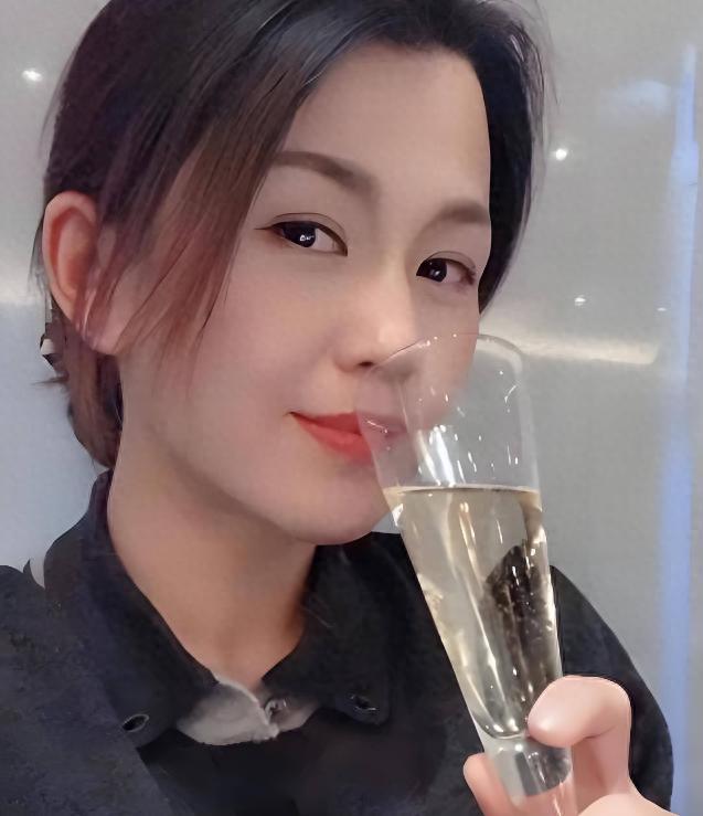 她23歲繼承數十億資產身家是王思聰的十倍美貌氣質不輸章澤天
